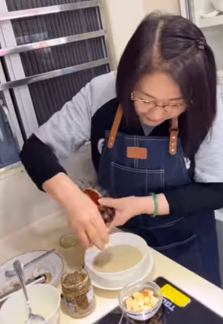 李司棋當網紅教做菜，2千元白蘭地當料酒用，獨居豪宅女兒在國外