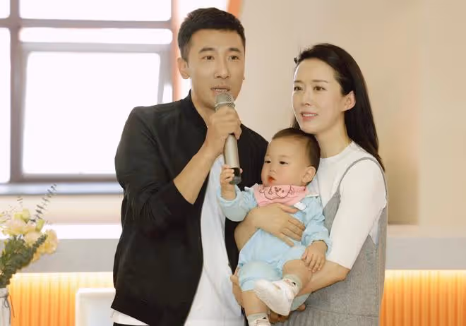 45歲顏丹晨為兒子辦周歲宴,寶寶抓周2次拿同一物,呆萌可愛像爸