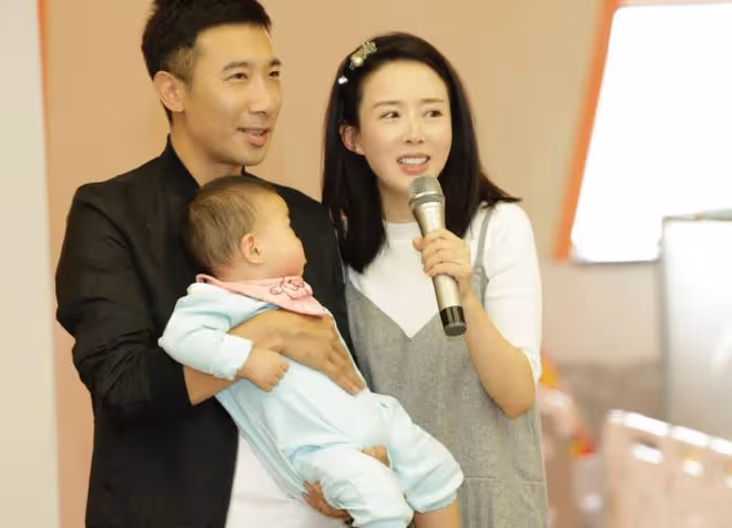 45歲顏丹晨為兒子辦周歲宴,寶寶抓周2次拿同一物,呆萌可愛像爸