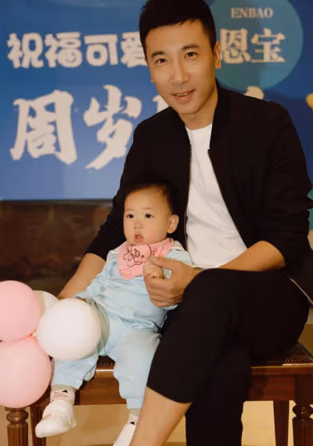 45歲顏丹晨為兒子辦周歲宴,寶寶抓周2次拿同一物,呆萌可愛像爸