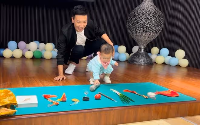 45歲顏丹晨為兒子辦周歲宴,寶寶抓周2次拿同一物,呆萌可愛像爸