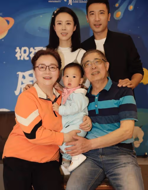 45歲顏丹晨為兒子辦周歲宴,寶寶抓周2次拿同一物,呆萌可愛像爸