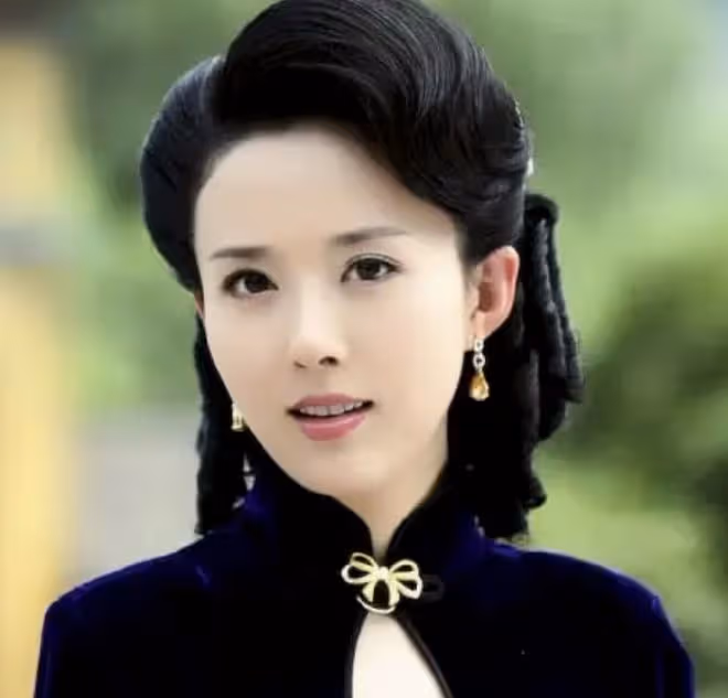 45歲顏丹晨為兒子辦周歲宴,寶寶抓周2次拿同一物,呆萌可愛像爸