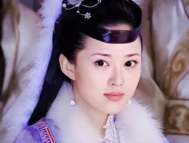 45歲顏丹晨為兒子辦周歲宴,寶寶抓周2次拿同一物,呆萌可愛像爸