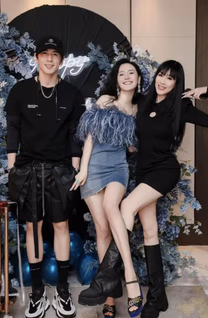 群星聚會姚笛素顏認不出，嘴烏黑撞臉應采兒，未戴婚戒疑早已離婚