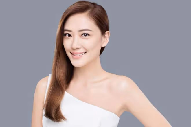 群星聚會姚笛素顏認不出，嘴烏黑撞臉應采兒，未戴婚戒疑早已離婚
