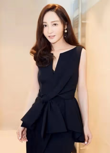 群星聚會姚笛素顏認不出，嘴烏黑撞臉應采兒，未戴婚戒疑早已離婚
