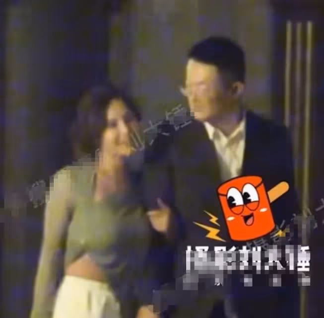 群星聚會姚笛素顏認不出,嘴烏黑撞臉應采兒,未戴婚戒疑早已離婚