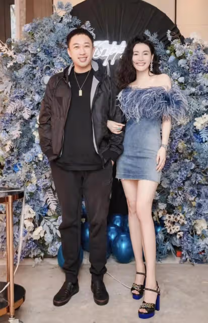 群星聚會姚笛素顏認不出,嘴烏黑撞臉應采兒,未戴婚戒疑早已離婚