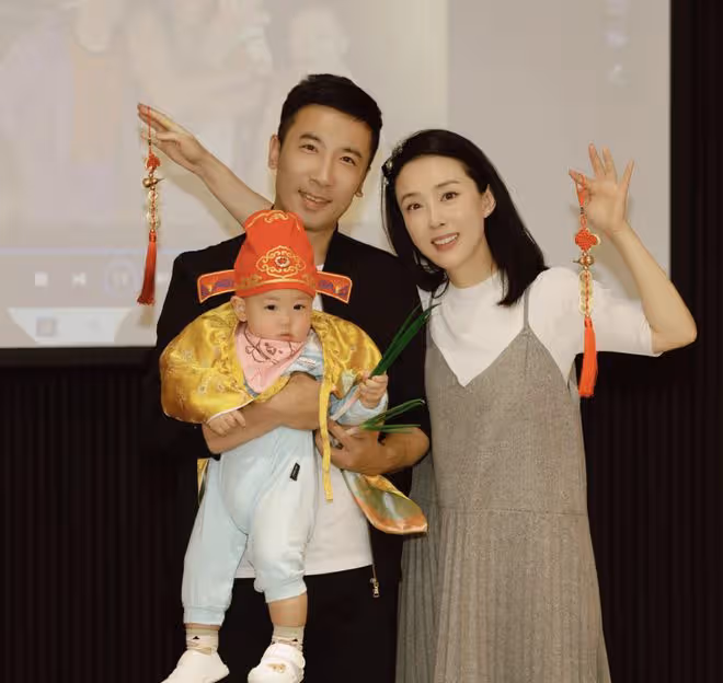 「最美嫦娥」顏丹晨曬兒子周歲宴,45歲仍水嫩,寶寶繼承其高顏值