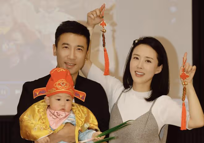 「最美嫦娥」顏丹晨曬兒子周歲宴,45歲仍水嫩,寶寶繼承其高顏值