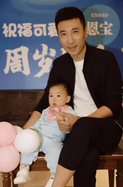 「最美嫦娥」顏丹晨曬兒子周歲宴，45歲仍水嫩，寶寶繼承其高顏值