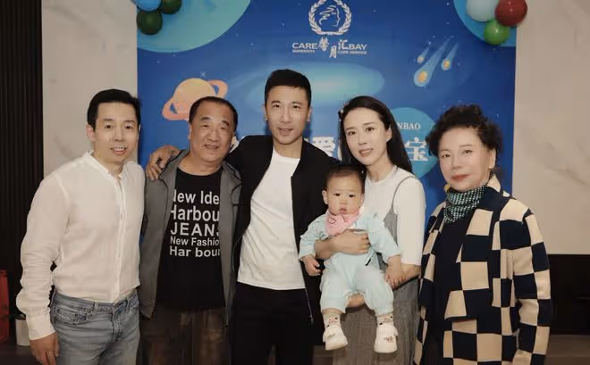 「最美嫦娥」顏丹晨曬兒子周歲宴，45歲仍水嫩，寶寶繼承其高顏值