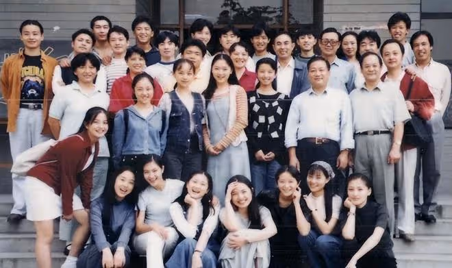 「最美嫦娥」顏丹晨曬兒子周歲宴，45歲仍水嫩，寶寶繼承其高顏值