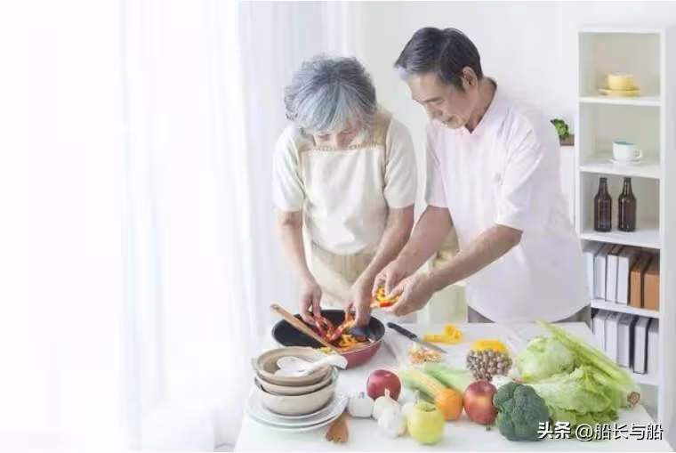 去兒子家做客!意外「撞見親家母也在」便留下小住幾天 誰知「吃飯時一舉動」害兒子妻離子散