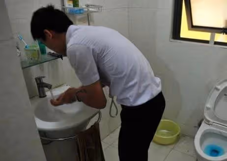 帶妻子回老家!吃飯時母親卻「不讓她上桌」一瞄桌子下妻子的手「我氣的摔翻了桌子…」