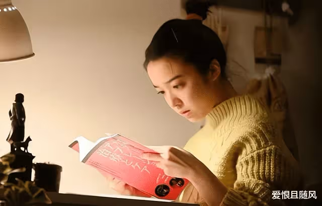 家庭聚會時姑姑問我工資,剛想說10萬 老婆「搶答1萬」卻意外保住了婚姻!