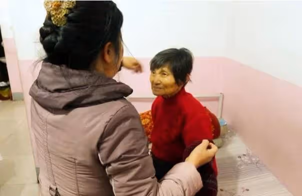 出差回來我媽身上有淤青,鄰居8歲女兒一句話,我將大嫂趕出家門
