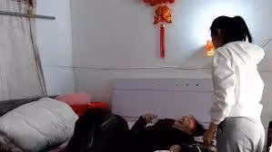 出差回來我媽身上有淤青,鄰居8歲女兒一句話,我將大嫂趕出家門