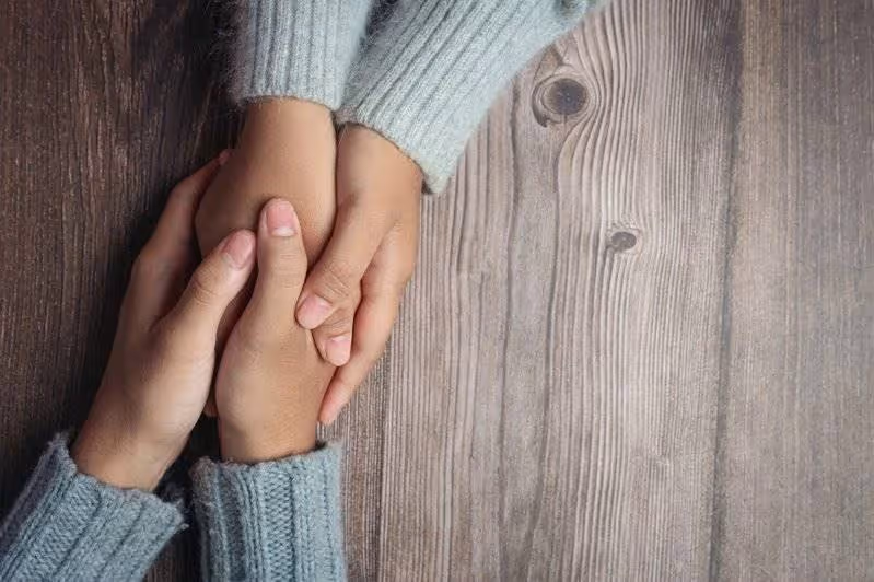 出差回來我媽身上有淤青,鄰居8歲女兒一句話,我將大嫂趕出家門
