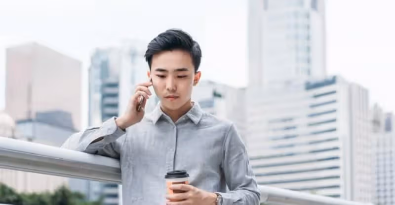 扶弟魔東窗事發，丈夫要求離婚還款，她哀求:我還愛著你，不會離