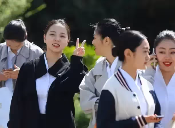 扶弟魔東窗事發,丈夫要求離婚還款,她哀求:我還愛著你,不會離