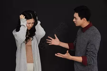 扶弟魔東窗事發,丈夫要求離婚還款,她哀求:我還愛著你,不會離