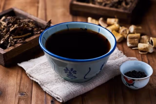 扶弟魔東窗事發，丈夫要求離婚還款，她哀求:我還愛著你，不會離
