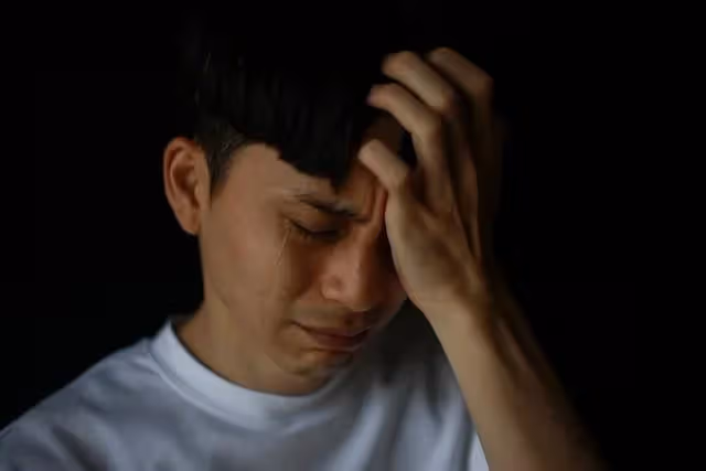扶弟魔東窗事發,丈夫要求離婚還款,她哀求:我還愛著你,不會離