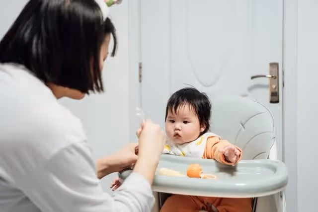 我同意幫小姑子帶娃,一個月5000元,婆婆動怒:一家人,談什麼錢