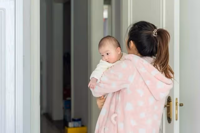 我同意幫小姑子帶娃,一個月5000元,婆婆動怒:一家人,談什麼錢