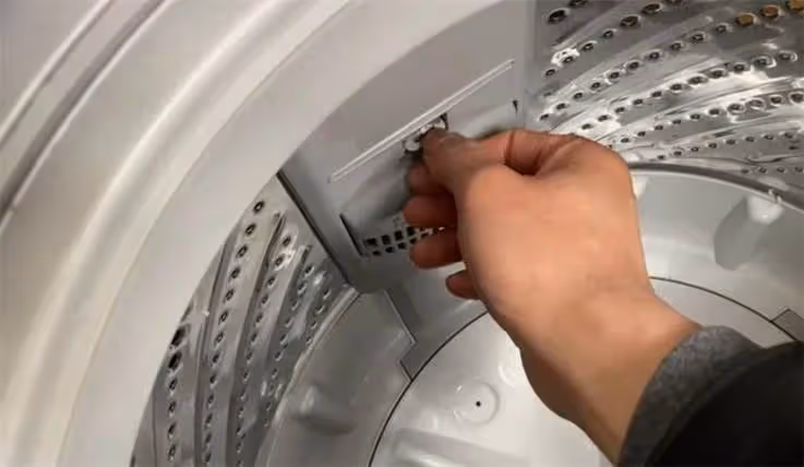 現在才知道洗衣機有個小開關，打開後臟水嘩嘩流，簡單又干凈！