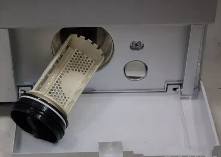 現在才知道洗衣機有個小開關，打開後臟水嘩嘩流，簡單又干凈！