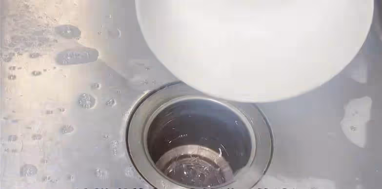 洗碗池下水道堵住了,只需撒一把,下水道異物都疏通,不花一分錢