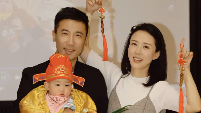 「最美嫦娥」顏丹晨曬兒子周歲宴，45歲仍水嫩，寶寶繼承媽媽高顏值