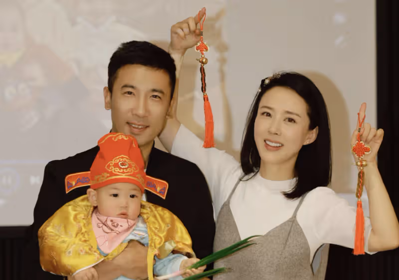 「最美嫦娥」顏丹晨曬兒子周歲宴,45歲仍水嫩,寶寶繼承媽媽高顏值