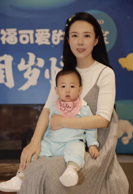 「最美嫦娥」顏丹晨曬兒子周歲宴,45歲仍水嫩,寶寶繼承媽媽高顏值