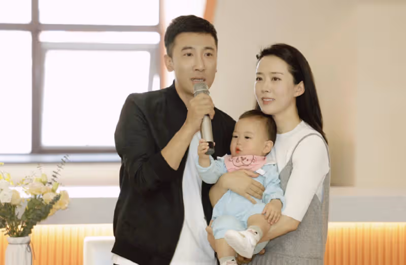 「最美嫦娥」顏丹晨曬兒子周歲宴,45歲仍水嫩,寶寶繼承媽媽高顏值
