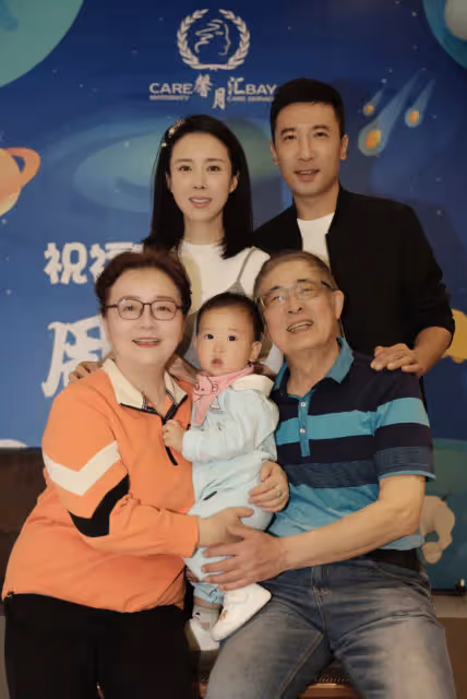 「最美嫦娥」顏丹晨曬兒子周歲宴,45歲仍水嫩,寶寶繼承媽媽高顏值