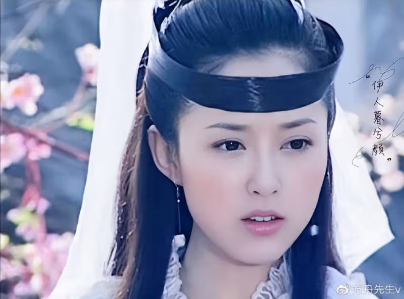 「最美嫦娥」顏丹晨曬兒子周歲宴,45歲仍水嫩,寶寶繼承媽媽高顏值