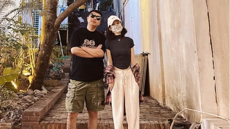 35歲趙麗穎近照又瘦了，穿露腰T恤身材高挑纖瘦，螞蟻腰超搶鏡