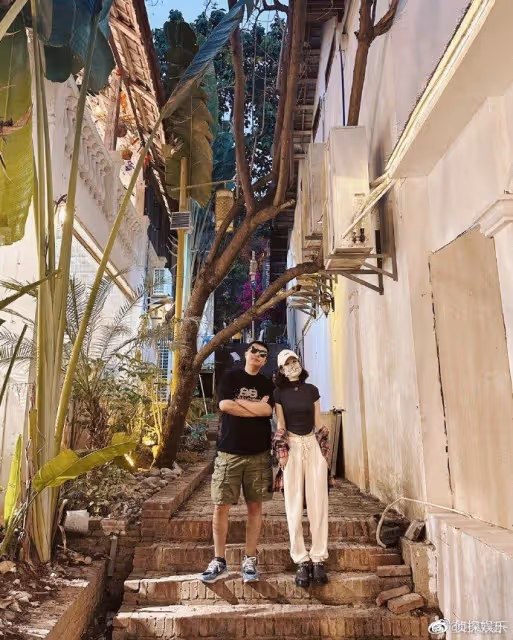 35歲趙麗穎近照又瘦了,穿露腰T恤身材高挑纖瘦,螞蟻腰超搶鏡