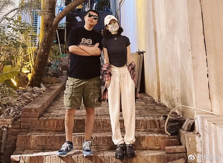 35歲趙麗穎近照又瘦了,穿露腰T恤身材高挑纖瘦,螞蟻腰超搶鏡