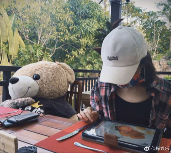 35歲趙麗穎近照又瘦了,穿露腰T恤身材高挑纖瘦,螞蟻腰超搶鏡