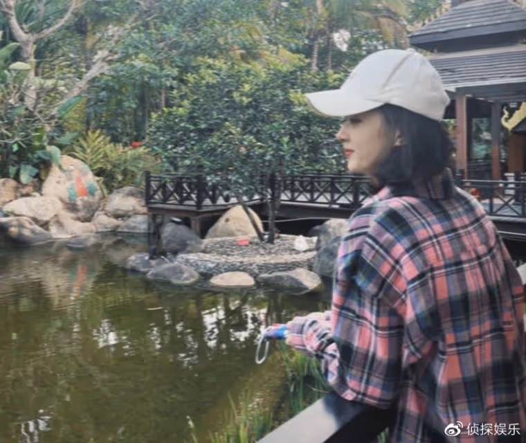 35歲趙麗穎近照又瘦了,穿露腰T恤身材高挑纖瘦,螞蟻腰超搶鏡