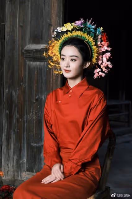 35歲趙麗穎近照又瘦了，穿露腰T恤身材高挑纖瘦，螞蟻腰超搶鏡