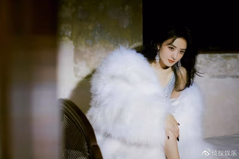 35歲趙麗穎近照又瘦了，穿露腰T恤身材高挑纖瘦，螞蟻腰超搶鏡