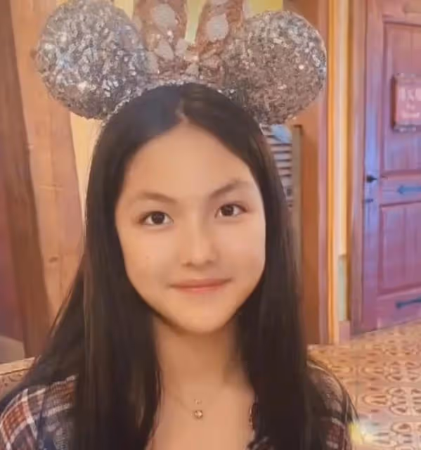 王岳倫父女去高檔理髮店，王詩齡無美顏容貌曝光，髮型被吐槽太醜