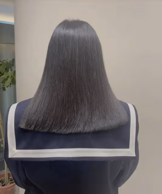 王岳倫父女去高檔理髮店，王詩齡無美顏容貌曝光，髮型被吐槽太醜