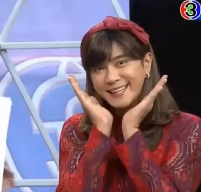 羅志祥用「第二人格」復出，穿紅裙上泰國節目，網友：打算變性嗎